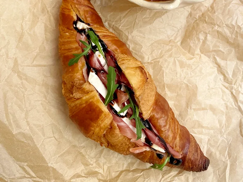 Cuernito jamón y queso (imagen ilustrativa)